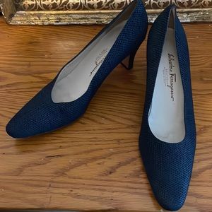 Salvatore Ferragamo - 9- Italian Blue/Black Leather pumps in very good condition